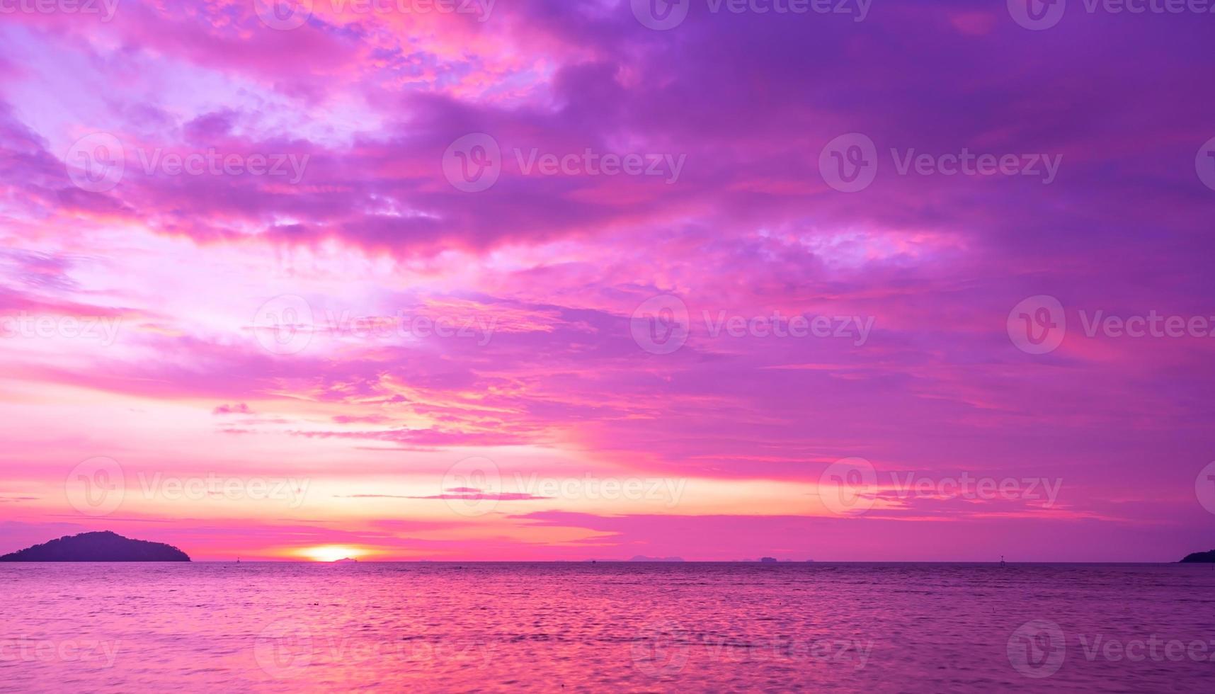 fundo de tendência de céu roxo. pôr do sol ou nascer do sol céu nuvens sobre a luz solar do mar em phuket tailândia incrível paisagem da natureza seascape.bela luz natureza paisagem fundo colorido foto