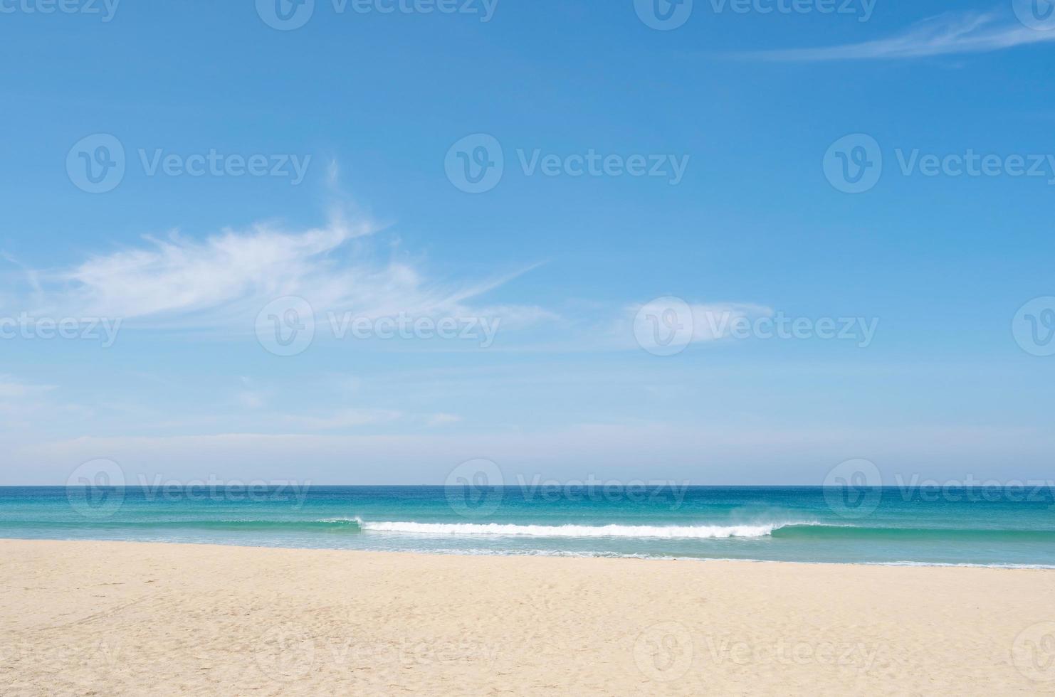 mar de phuket bela praia tropical com oceano azul e imagem de fundo do céu azul para fundo de natureza ou fundo de verão foto