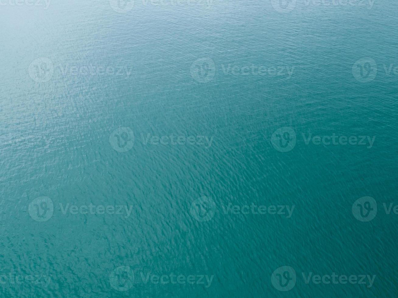 vista aérea da superfície do mar, foto vista aérea de pequenas ondas e textura da superfície da água fundo do mar turquesa bela natureza vista incrível
