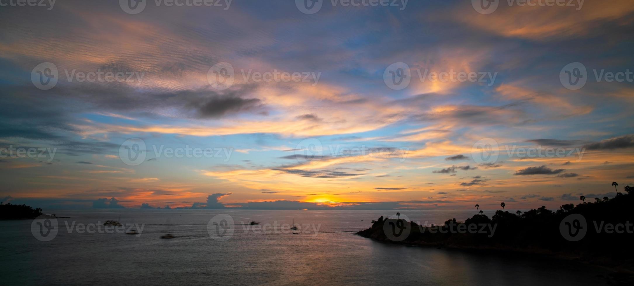 incrível vista do cenário da natureza da luz da paisagem, belo nascer do sol ou pôr do sol sobre o mar tropical na ilha de phuket tailândia imagem de longa exposição foto