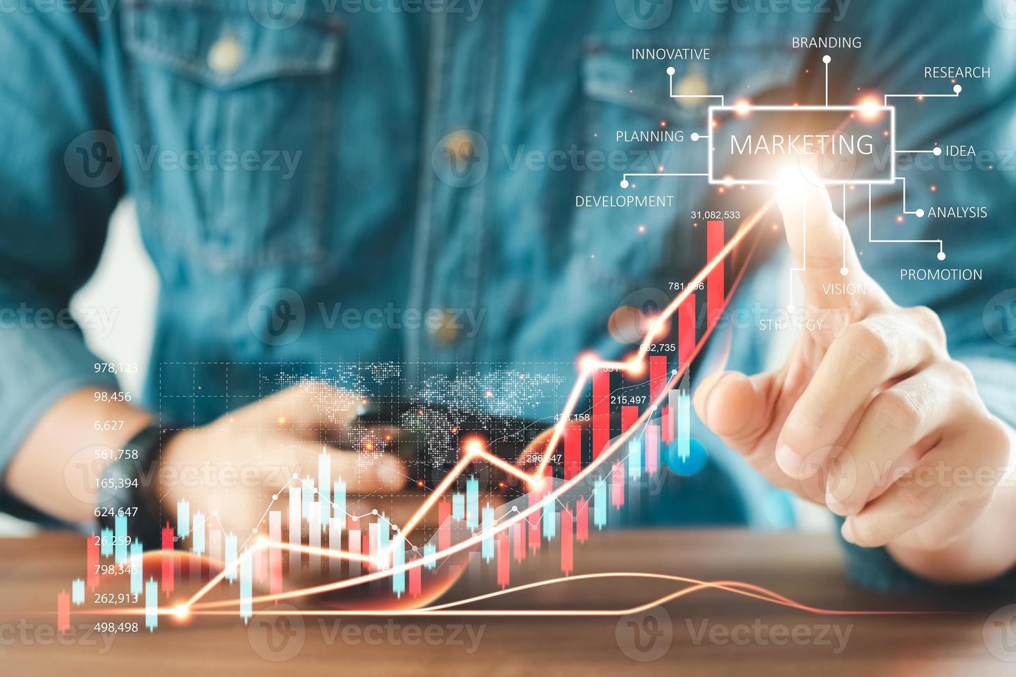 empresário desenha gráficos de crescimento de negócios e analisa dados financeiros e de investimento, planejamento de estratégias de negócios, finanças e investimento em fundo de finanças empresariais. foto