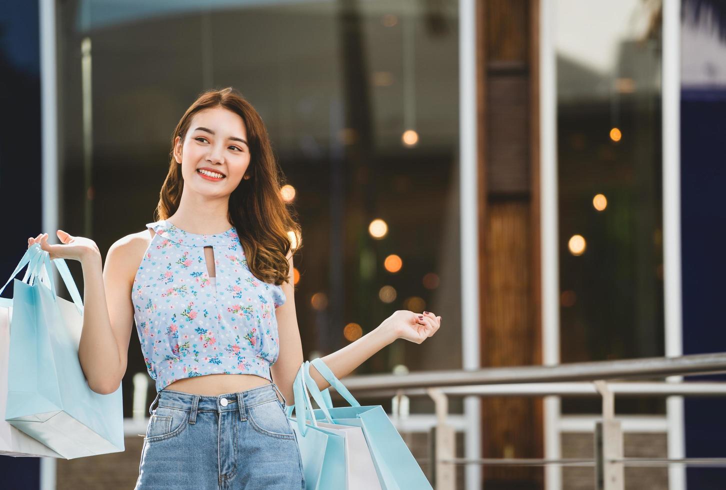 ásia jovem no shopping foto