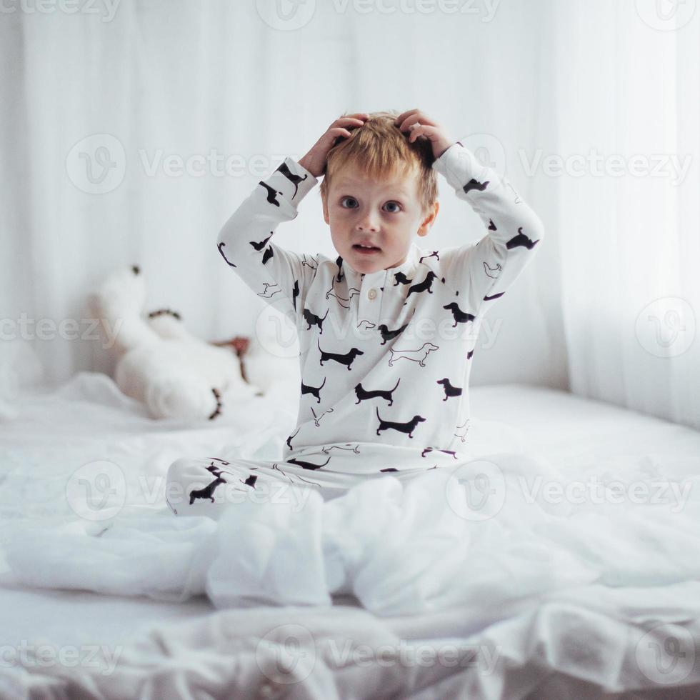 criança de pijama foto