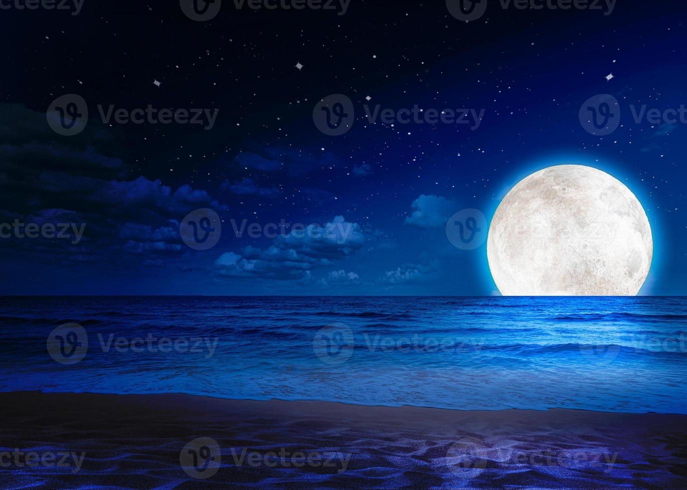 praia, mar e lua no espaço azul. vista incrível da cor azul no céu. fundo do céu noturno com estrelas, lua e praia de areia. a imagem da lua de beleza incomparável. renderização 3D. foto