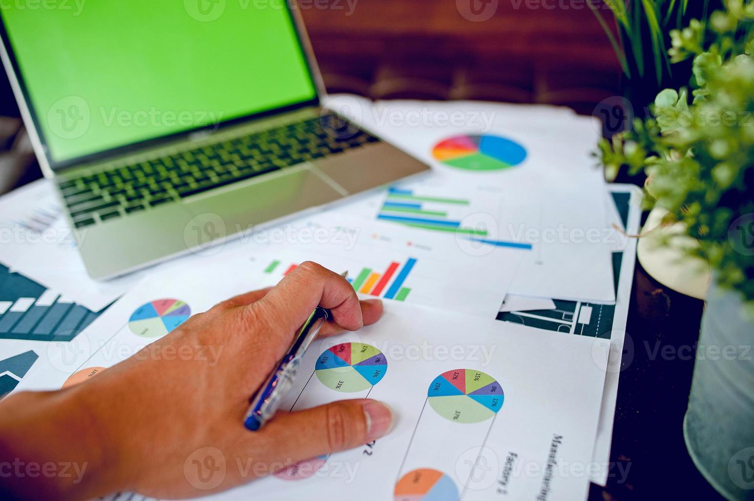 empresário trabalhando no escritório e gráficos em sua mesa. conceito de negócio e espaço de cópia foto