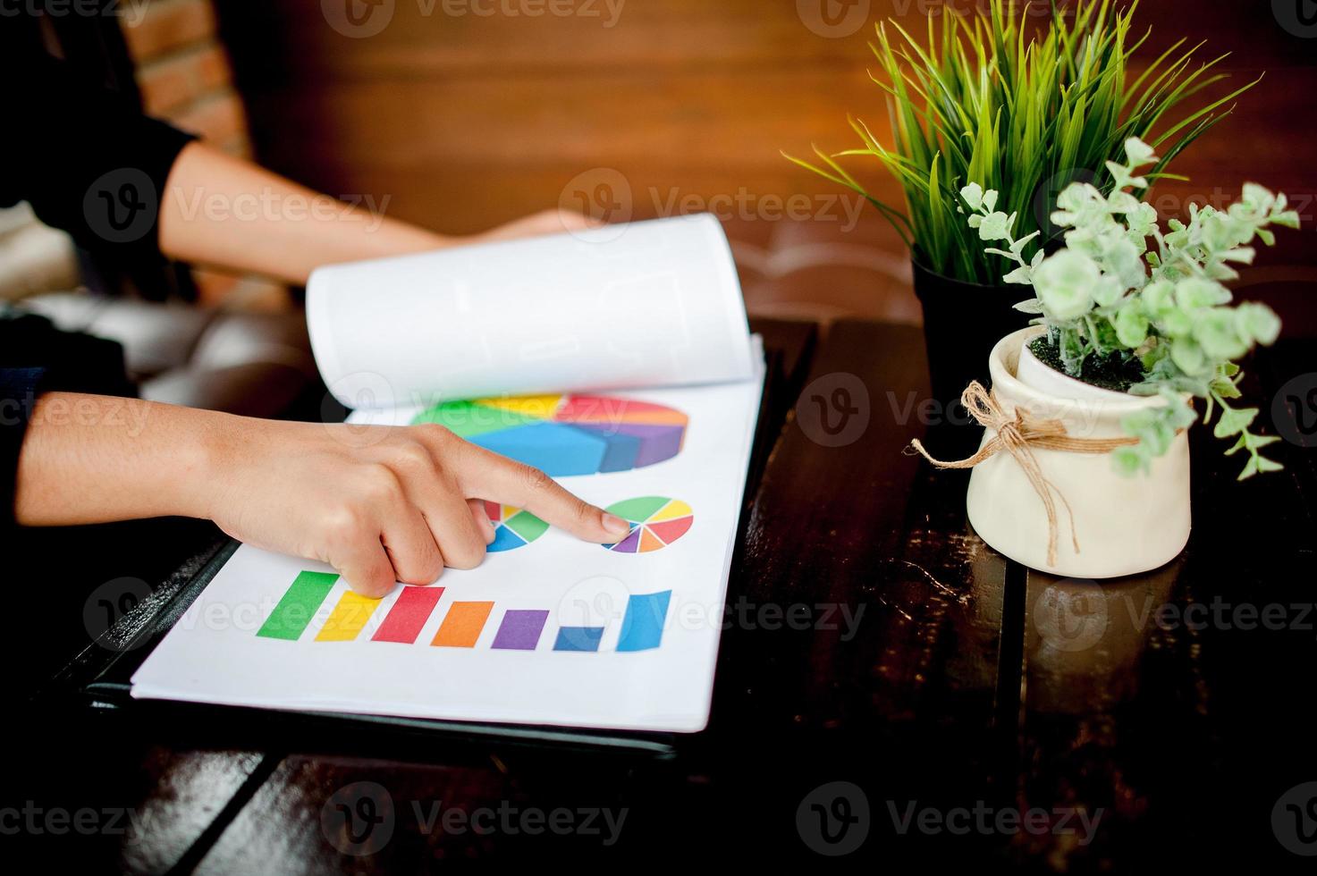 empresário trabalhando em um escritório de computador e gráficos em sua mesa. ideias de negócios e espaço para cópia. foto