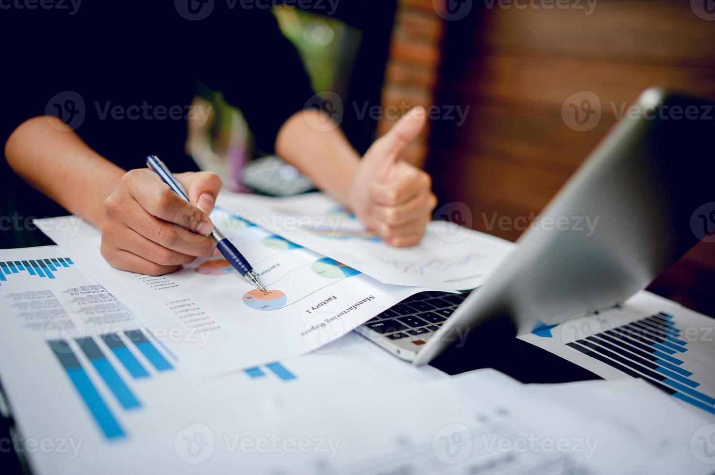 empresário trabalhando em um escritório de computador e gráficos em sua mesa. ideias de negócios e espaço para cópia. foto