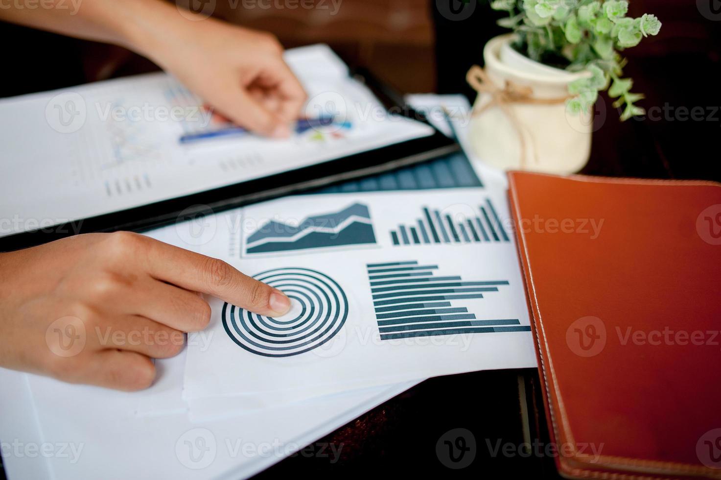 empresário trabalhando em um escritório de computador e gráficos em sua mesa. ideias de negócios e espaço para cópia. foto