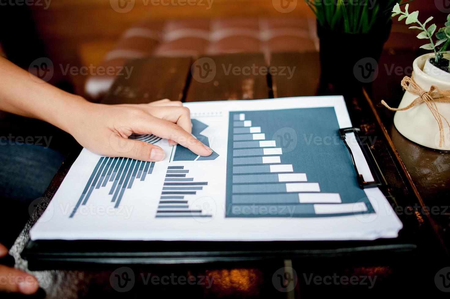 mesa de trabalho em casa mão do sucesso do negócio de papel milimetrado do trabalhador com espaço de cópia foto