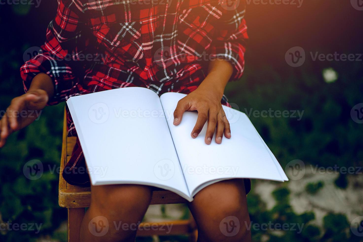 mãos e livros lendo estudo para o conhecimento que as crianças são difíceis de ler. ideias educacionais foto