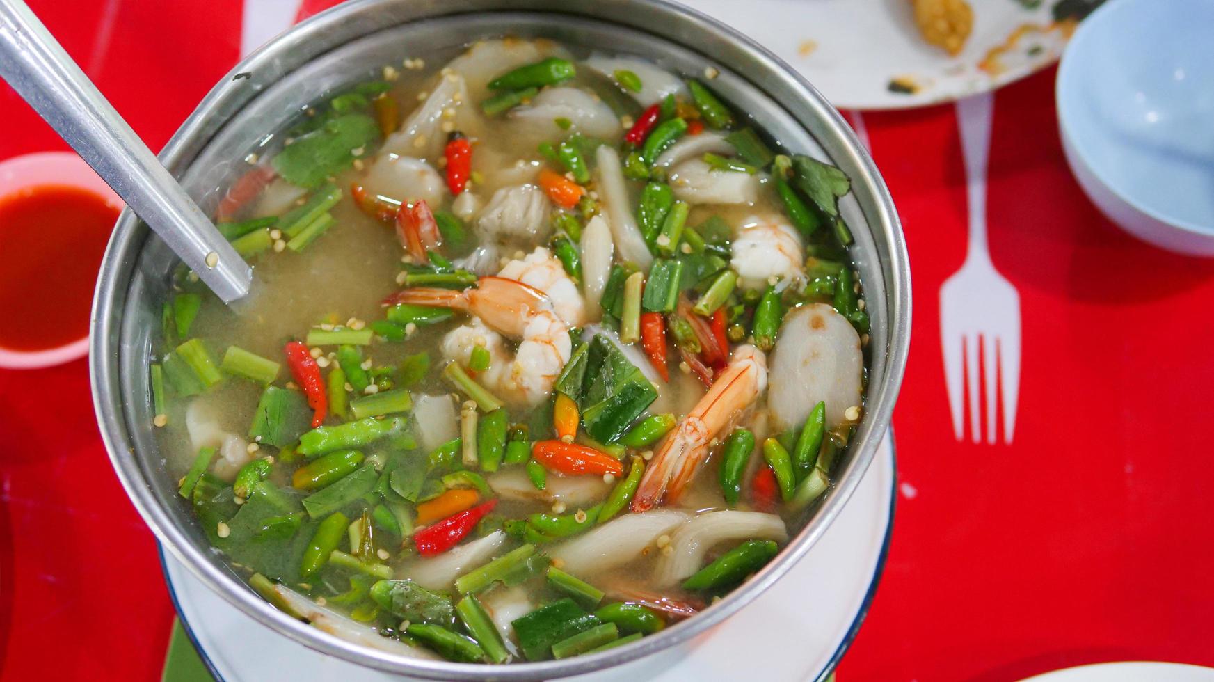 sopa clara tom yum kung. comida famosa da tailândia. é azedo, picante, suave e delicioso. ingredientes camarão fresco, vários tipos de cogumelos, folhas de limão kaffir, pimentão fresco foto