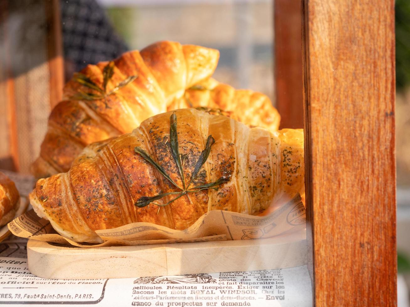 croissant com folha de cannabis foto