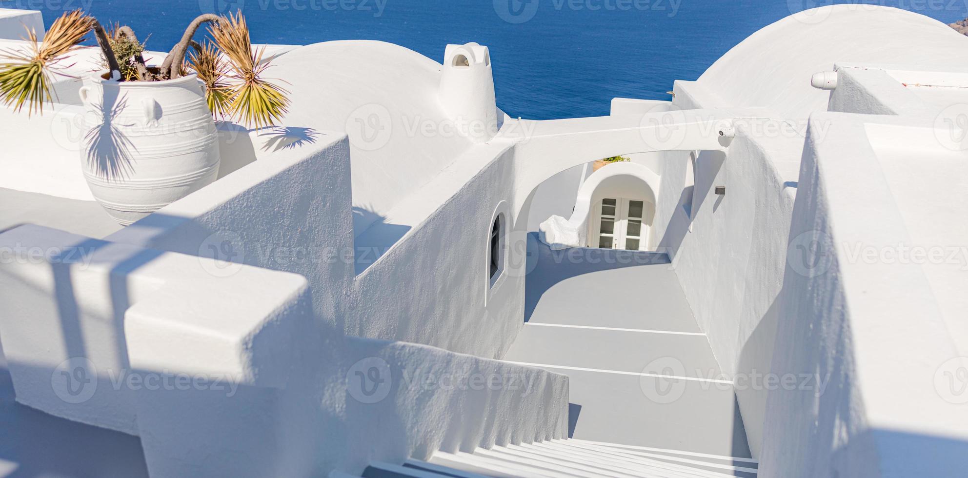 rua abstrata vista paredes brancas e plantas de vaso ao longo de uma passarela em santorini, grécia. paredes brancas e vasos de plantas ao longo de uma passarela em santorini, grécia. foto