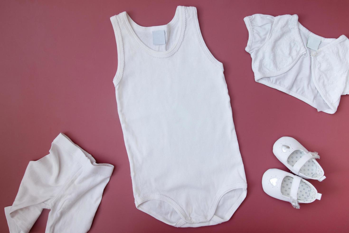 maquete de roupas de bebê branco para o seu texto, imagem, logotipo foto