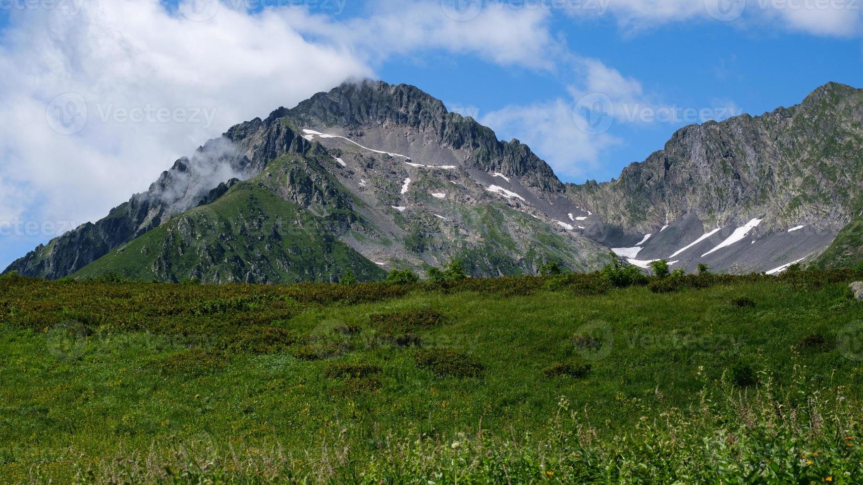 montanha no parque nacional de chugush em krasna polyana sochi rússia foto