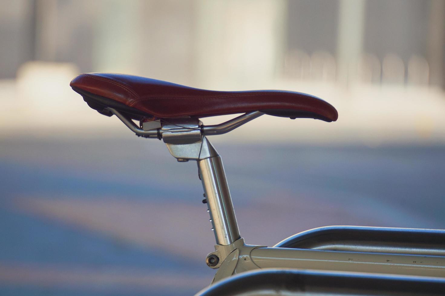 assento de bicicleta na rua, modo de transporte de bicicleta foto