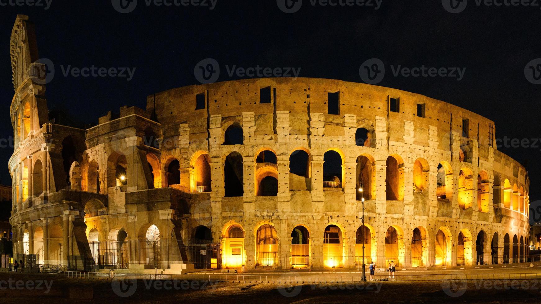 exterior do coliseu à noite roma lazio itália foto