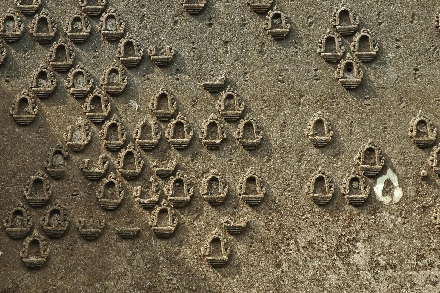 parede ensolarada de amuletos de buda no templo subaquático de sangkhlaburi tailândia foto