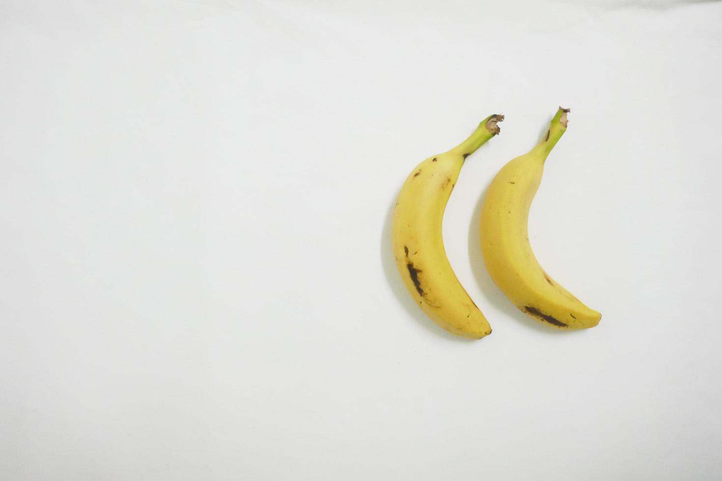 duas bananas das Ilhas Canárias contra um fundo branco foto