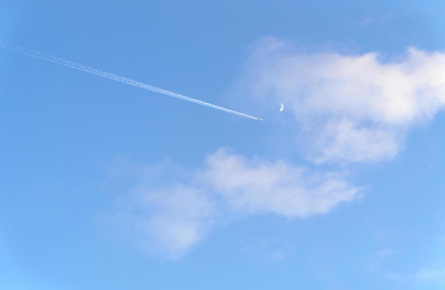 nuvens e céu azul no verão com avião e lua. foto