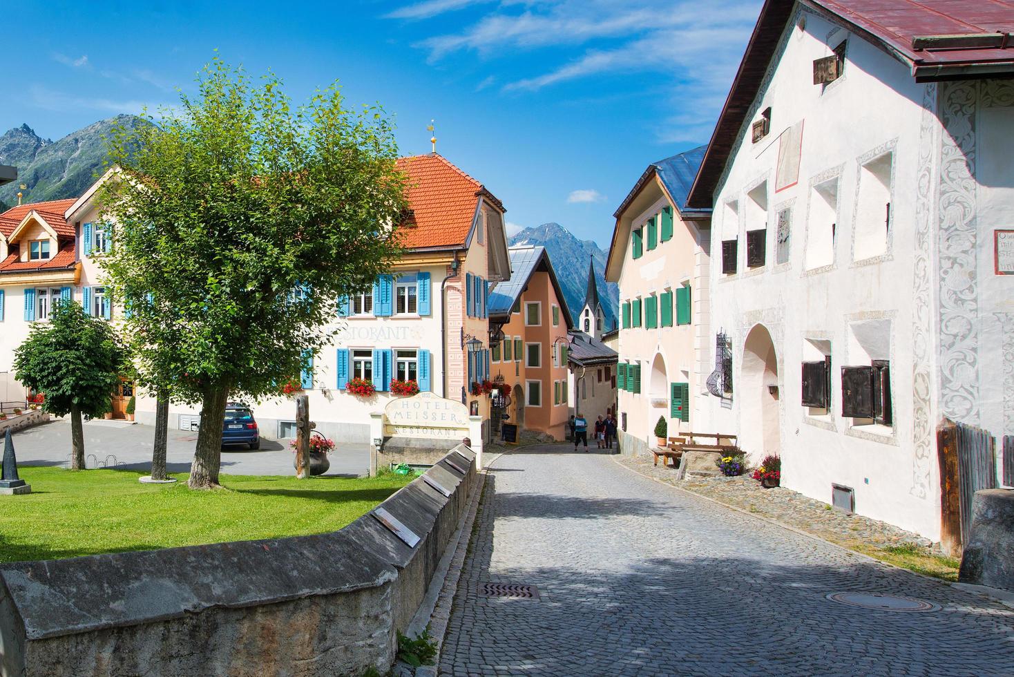 pequena rua de casas na vila alpina suíça foto