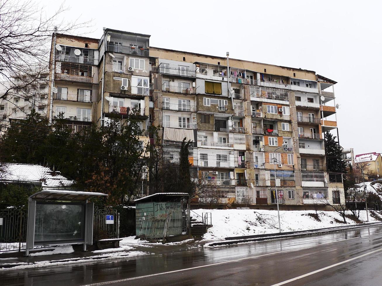 Geórgia, Tbilisi. 20 de março de 2022 antigo prédio residencial na rua saburtalo, tbilisi. foto