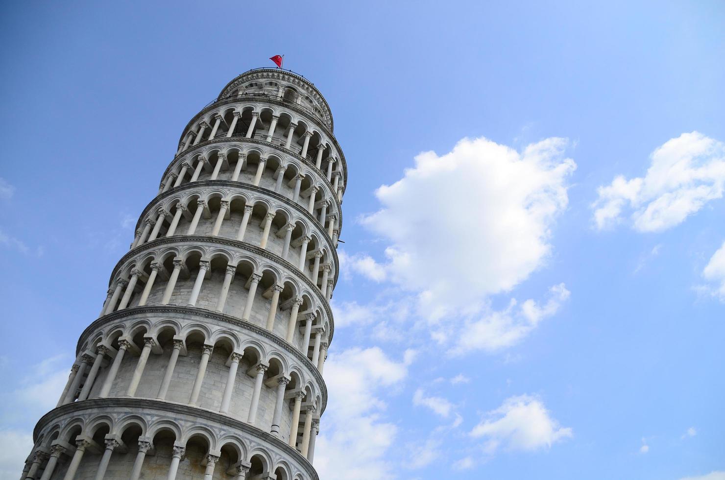 torre inclinada de pisa com céu foto