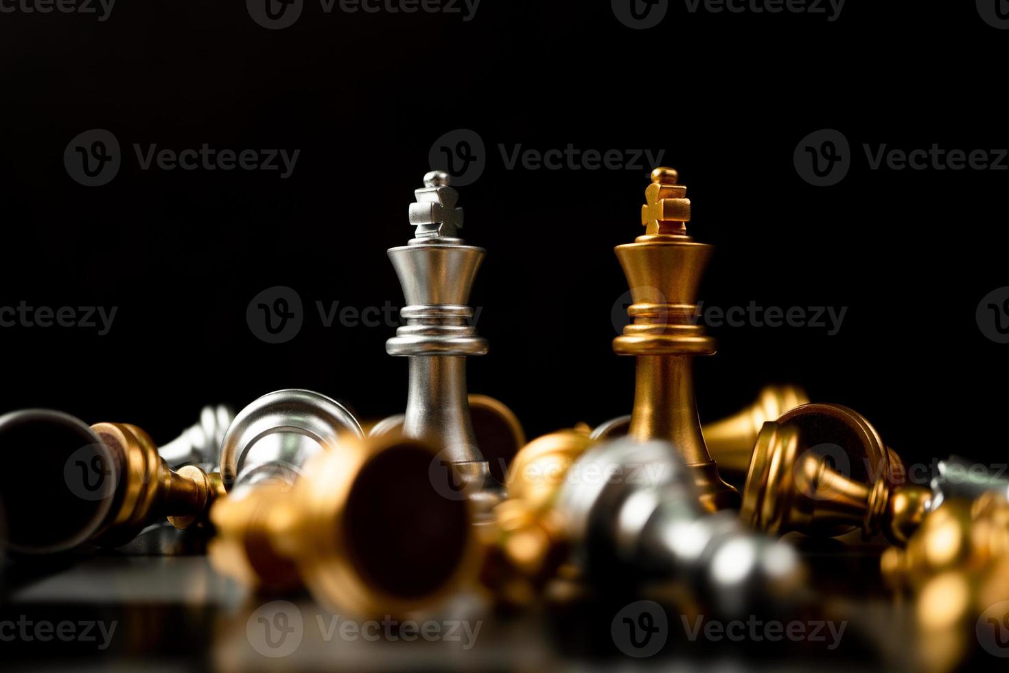xadrez rei dourado e prateado é o último em pé no tabuleiro de xadrez, conceito de liderança empresarial bem-sucedida, confronto e perda foto