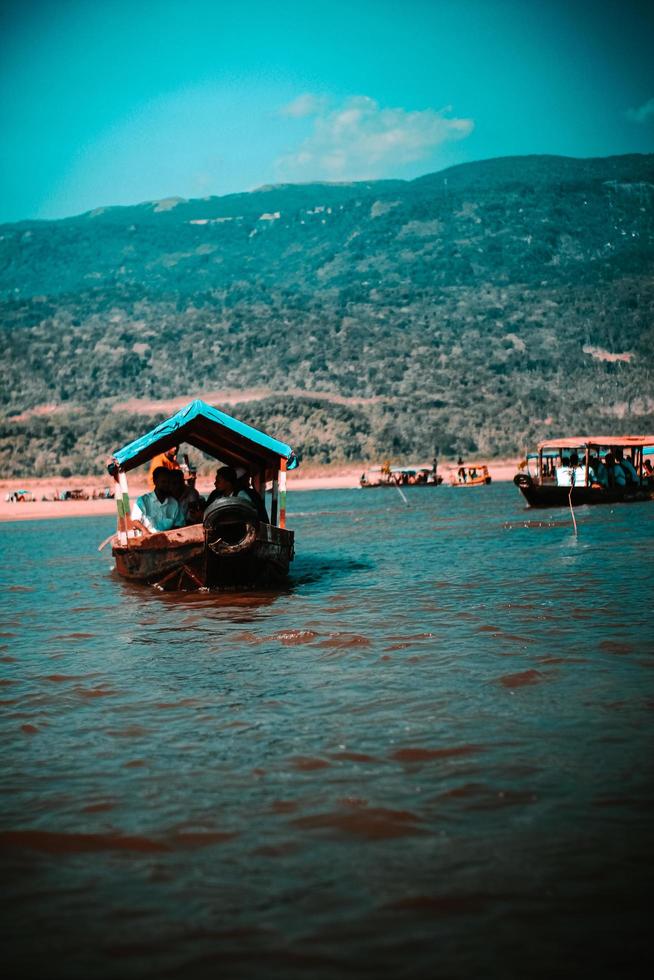 o belo barco no mar foto