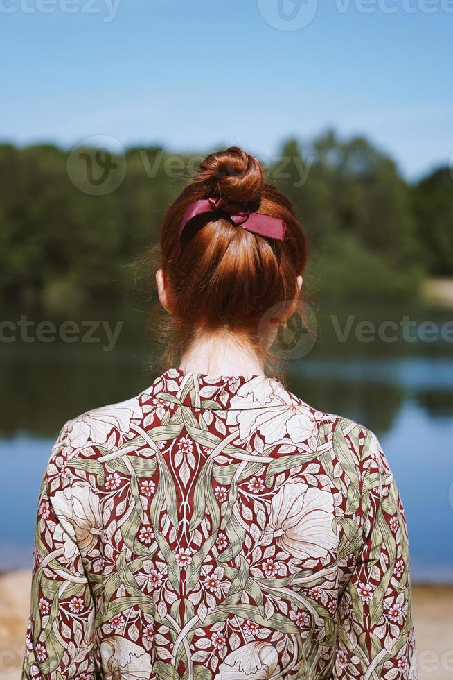 vista traseira do jovem sozinho na natureza foto