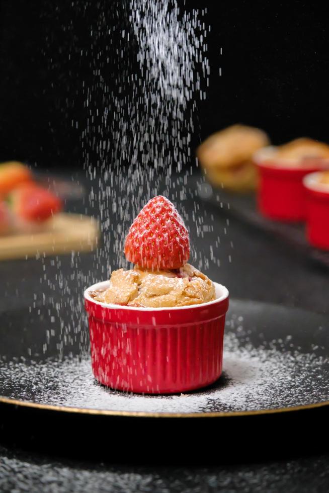 cobertura de bolo de morango caseiro com açúcar de confeiteiro. comida doce. doce sobremesa. sobremesa perfeita de temporada de verão servida no prato. foto