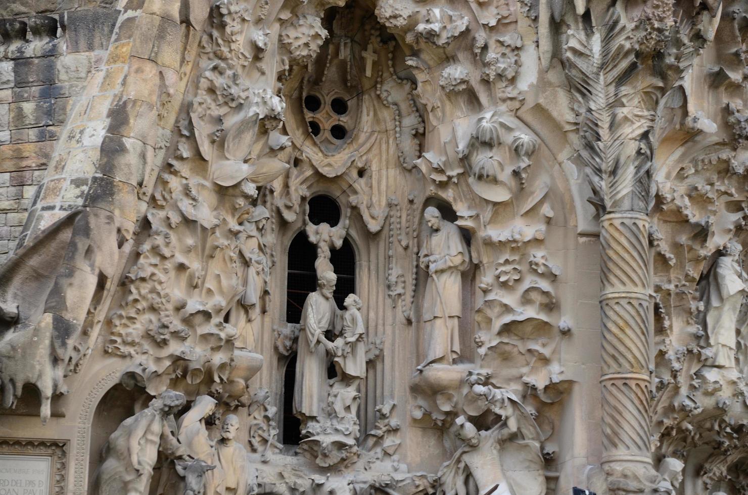 belas figuras na catedral em barcelona foto
