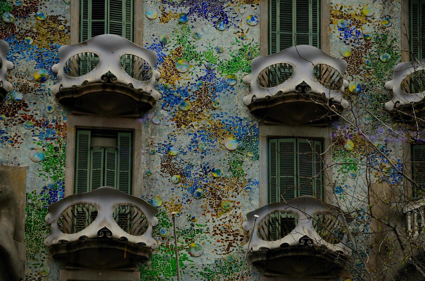 fachada colorida em barcelona foto