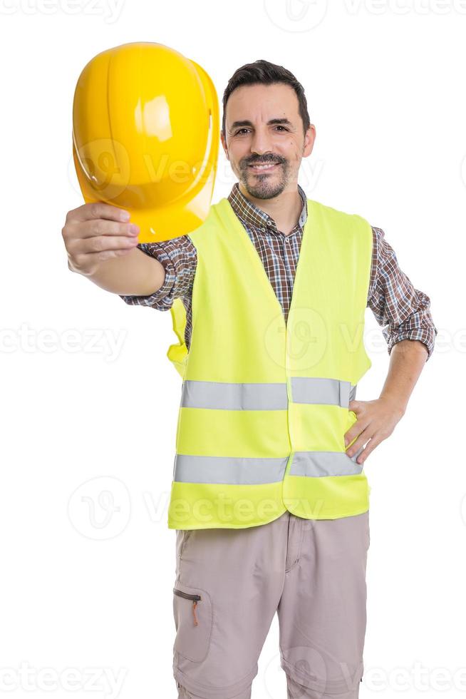 supervisor masculino de uniforme mostrando o capacete de segurança para a câmera foto