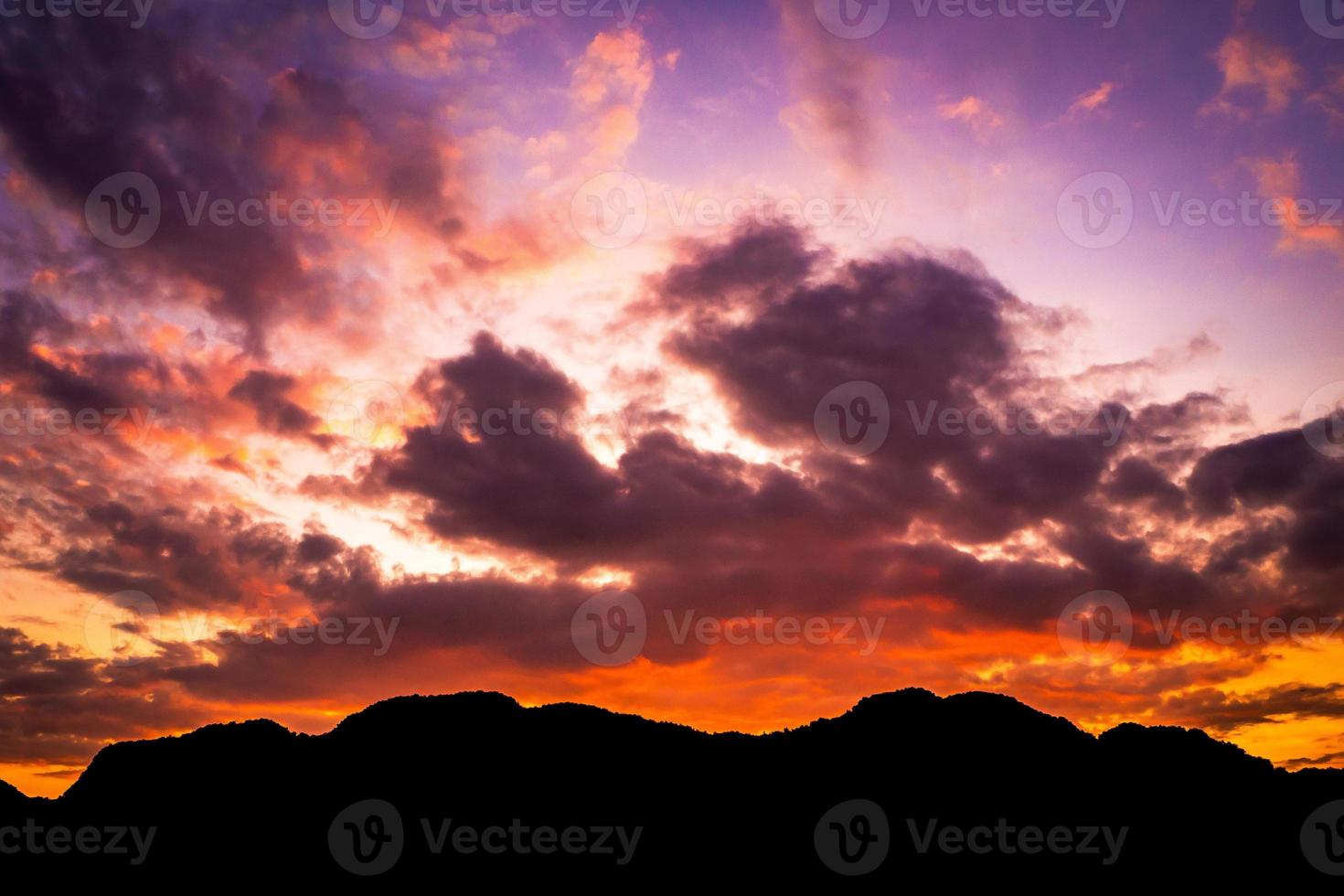 paisagem do pôr do sol, céu na hora do crepúsculo na tailândia foto