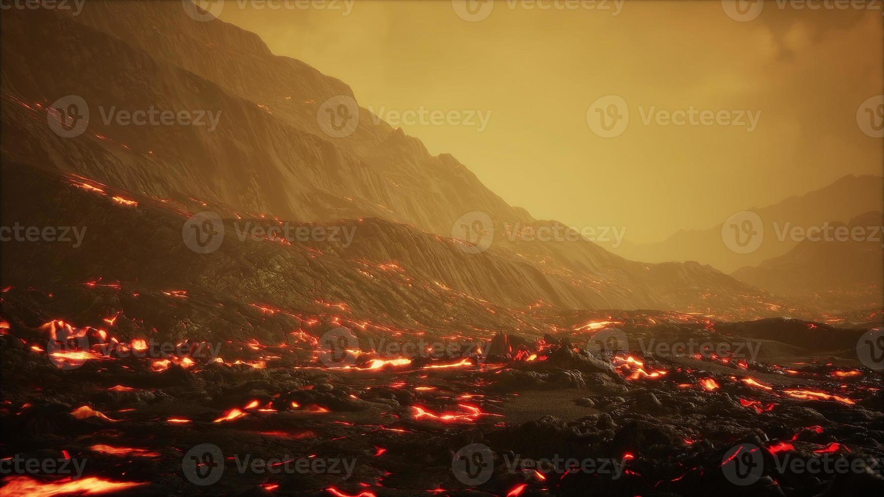 bela vista à noite do vulcão ativo com lava vermelha foto