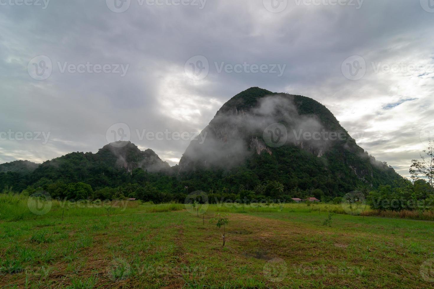 colinas de calcário na nuvem da manhã foto