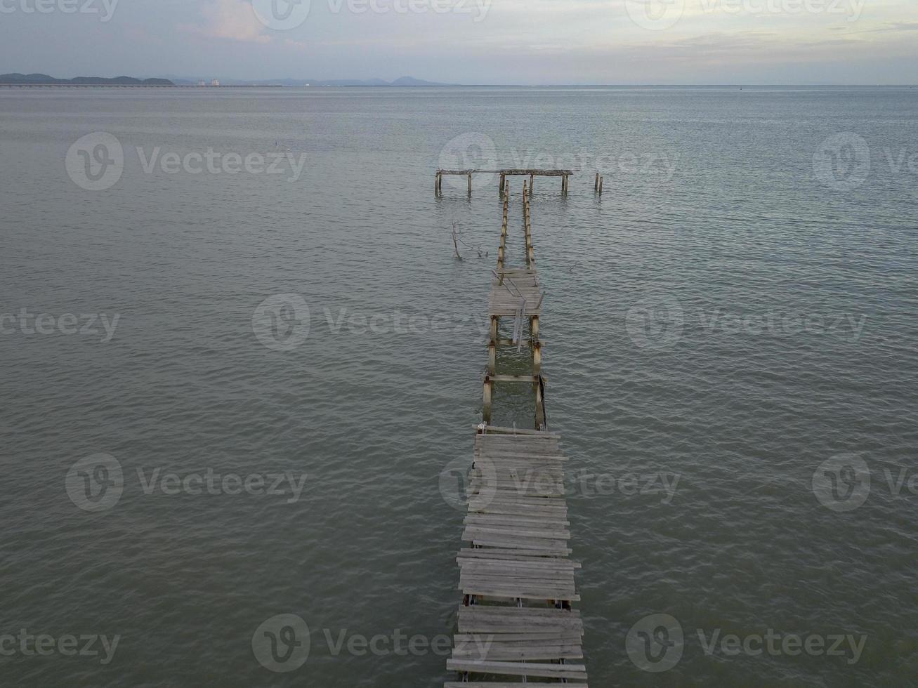 ponte quebrada no mar. foto