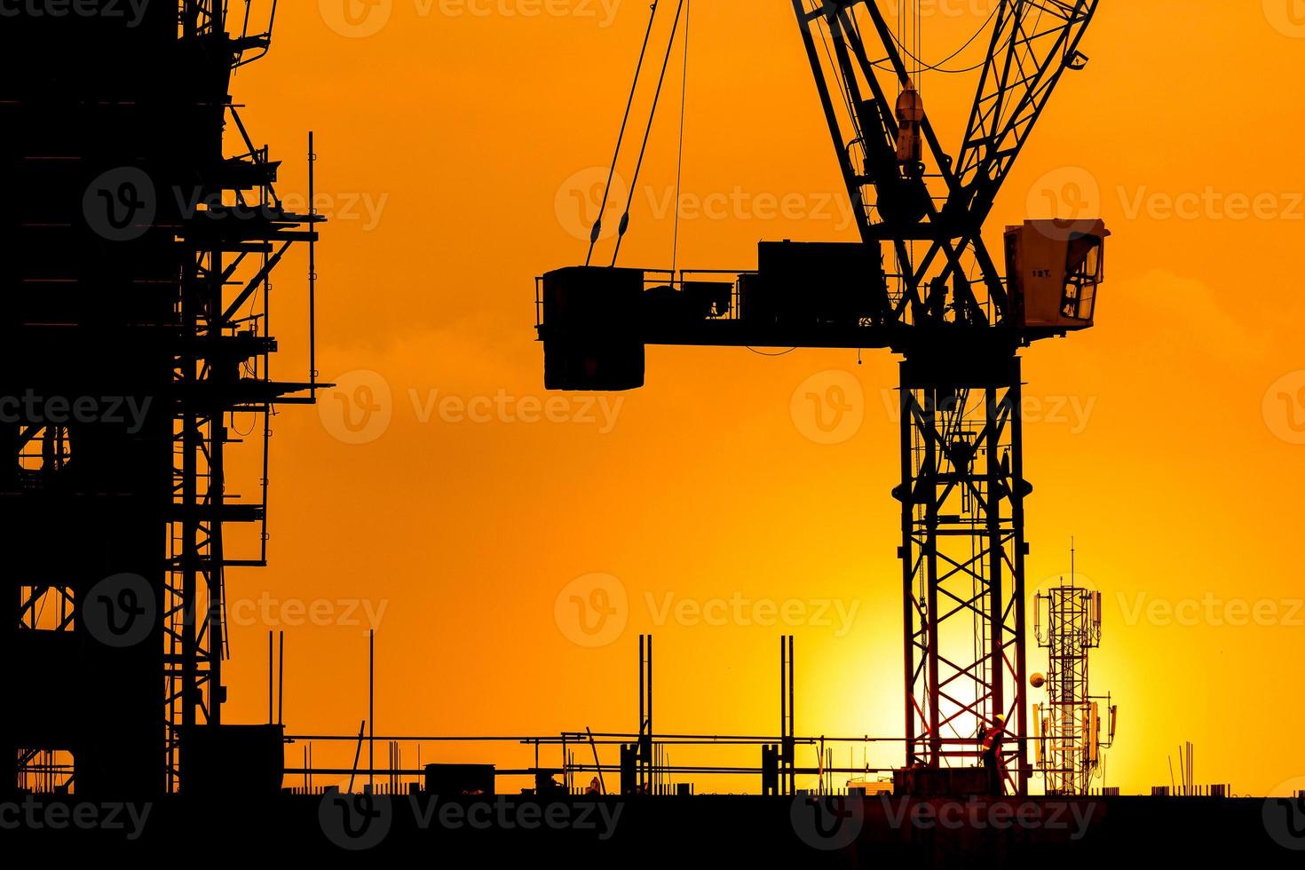 guindaste de construção trabalhando por do sol. foto