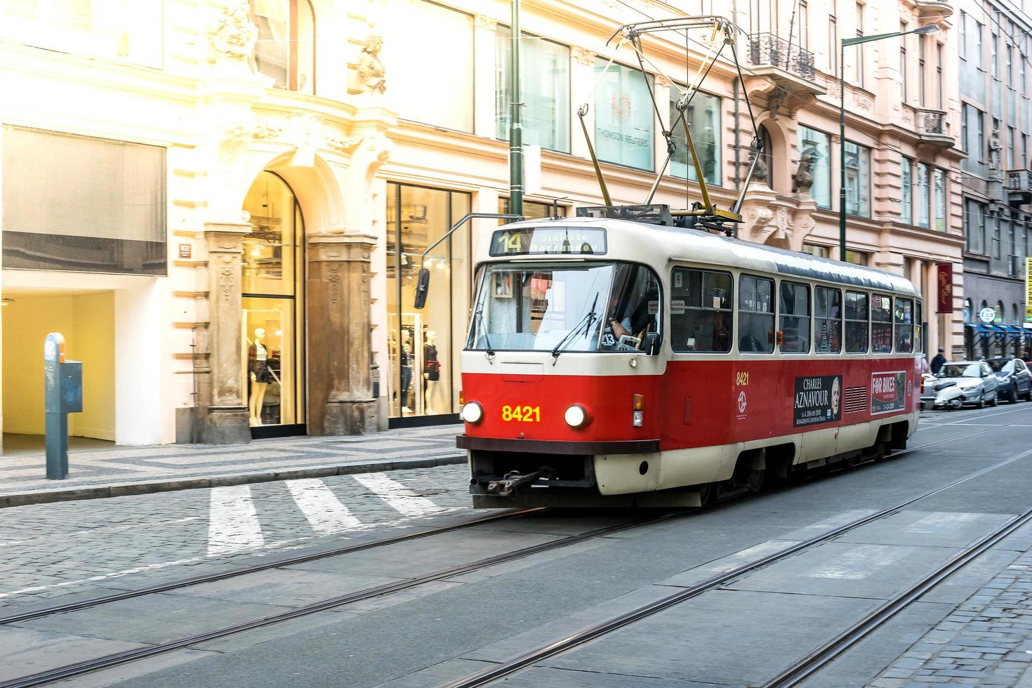 o bonde vintage tatra t3m continua na cidade velha de praga. em 5 de março de 2016 foto