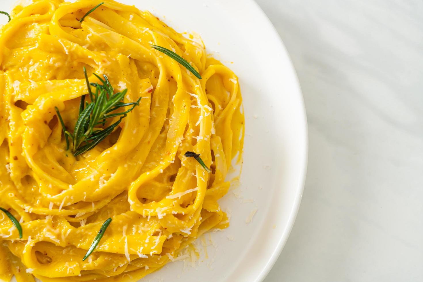 macarrão fettuccine com molho cremoso de abóbora com abóbora foto