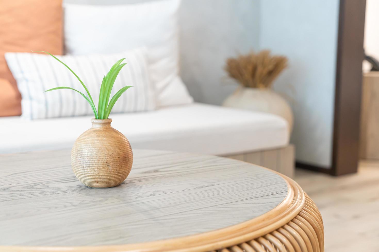 vaso de cerâmica ou porcelana com decoração vegetal na mesa da sala foto