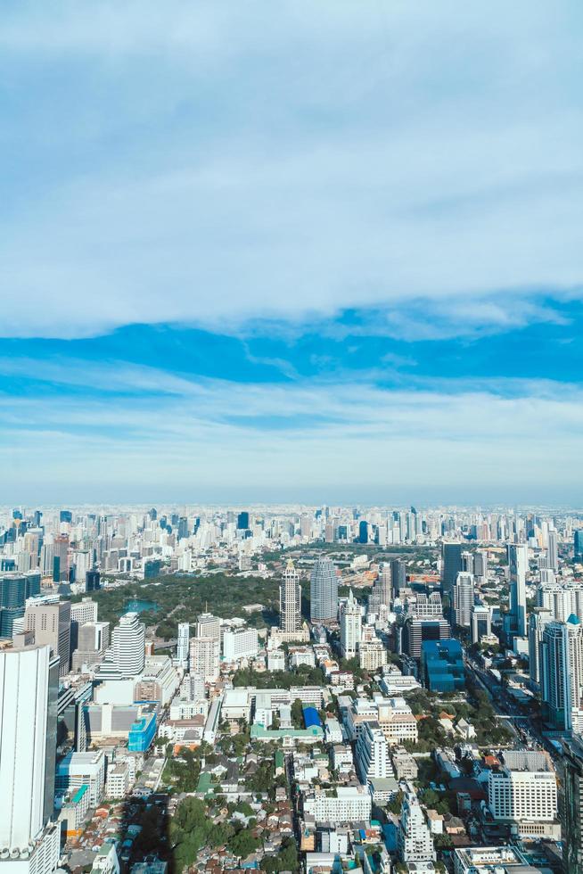 bela vista da cidade com arquitetura e construção em bangkok, tailândia foto