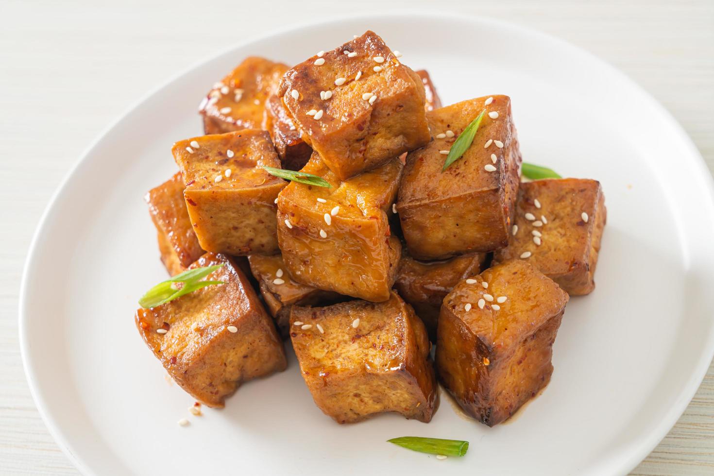 tofu frito com gergelim branco e molho teriyaki foto