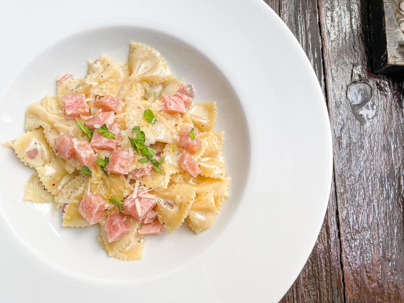 macarrão farfelle carbonara com linguiça de presunto foto