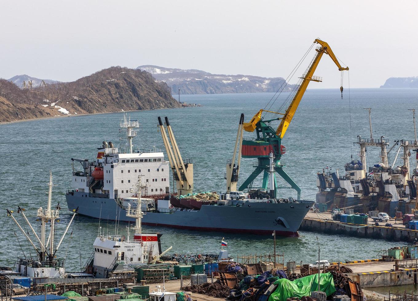 panorama em navios no cais, guindastes portuários no porto comercial petropavlovsk-kamchatsky foto