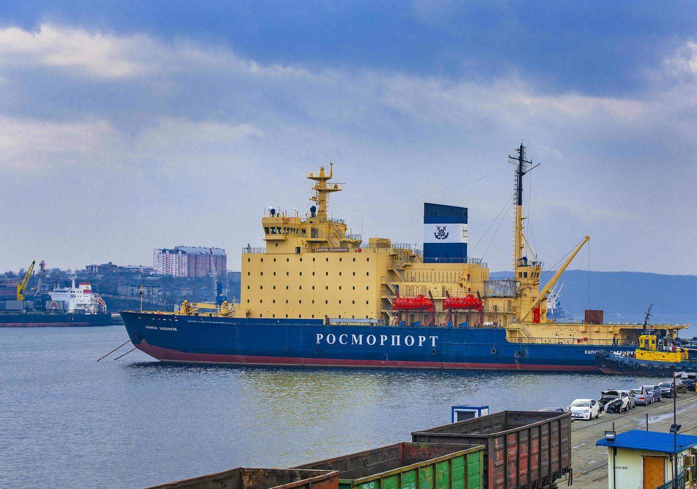 quebra-gelo no porto de vladivostok foto