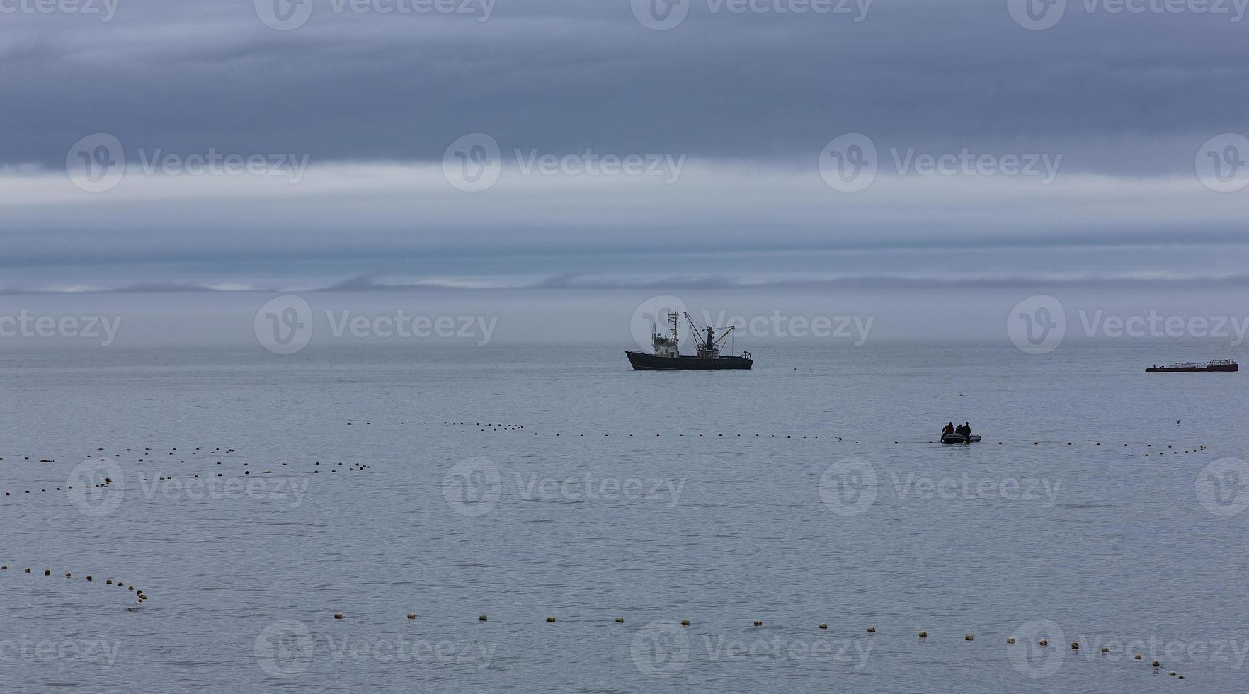 barco de pesca de arrastão navegando em águas abertas foto