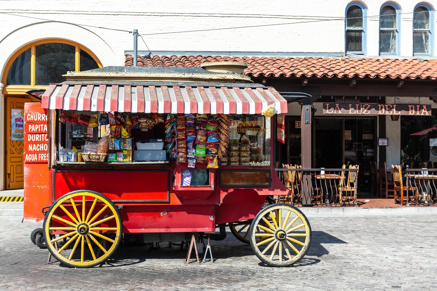 los angeles, califórnia, eua, 2011. carrinho de comida perto da entrada da olvera street, los angeles, califórnia, eua em 10 de agosto de 2011 foto