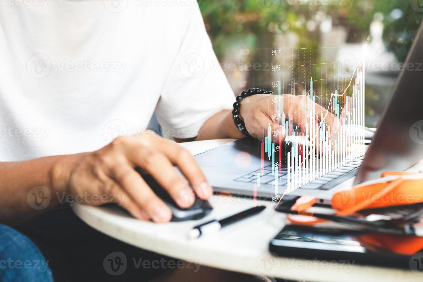 pessoas de negócios analisam forex de negociação de gráficos de dados financeiros, investindo em mercados de ações, fundos e ativos digitais, tecnologia de finanças de negócios e conceito de investimento, fundo de finanças de negócios. foto